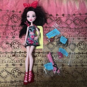MONSTER HIGH 2015 draculara doll with emoji dress outfit and accessories.